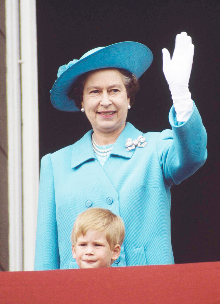 «Гарри был единственным, кто мог обмануть свою бабушку»: дворецкий вспоминает, как юный принц разыгрывал Елизавету II